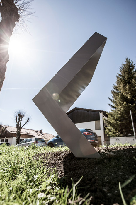 Stele neun im weiteren Verlauf – ebenfalls wie Stele acht - neben dem Bürgersteig ist die letzte knickende Stele.