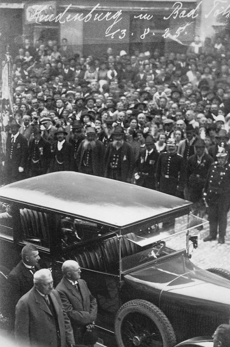 Hindenburg neben dem bayerischen Innenminister Stützel in der Marktstraße